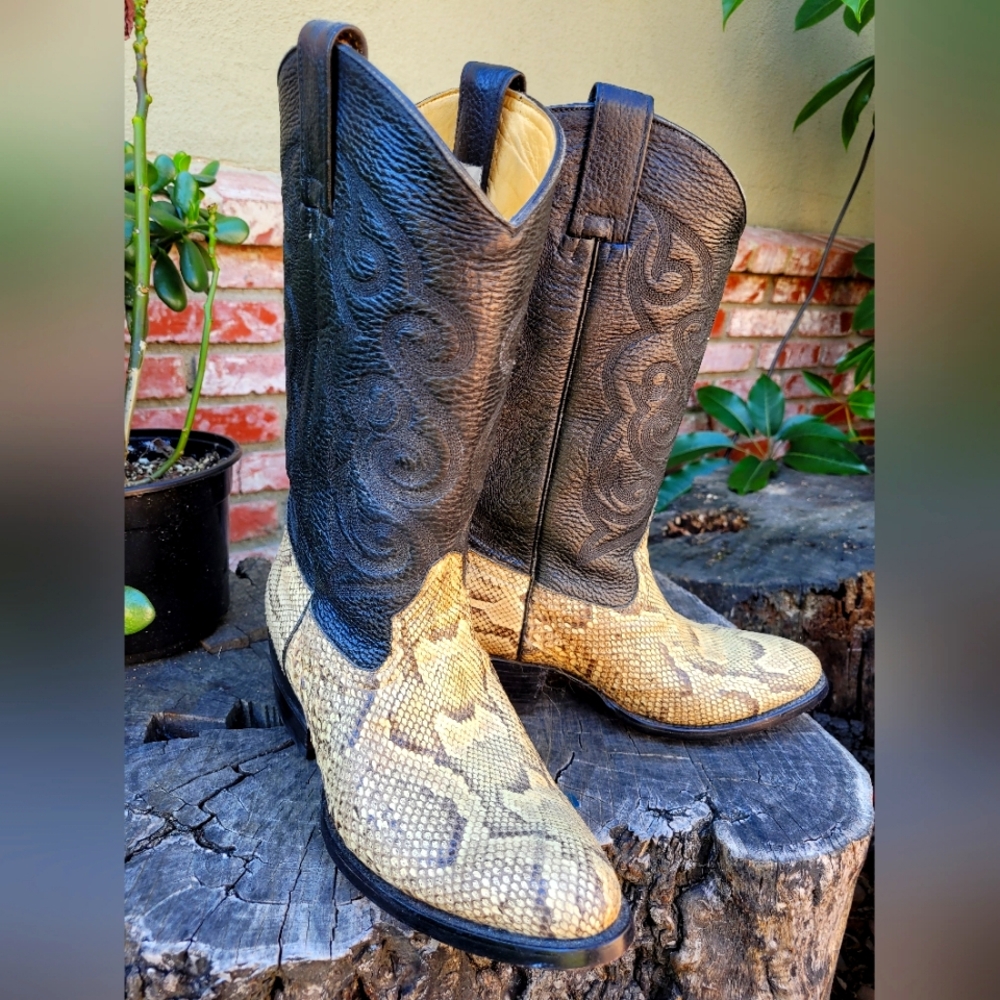 Black and Cream Cowboy Boots Skin